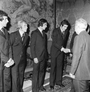 Il Presidente della Repubblica Giovanni Leone incontra Artemio Franchi, presidente della FIGC, con i dirigenti e gli atleti insigniti del &quot;Premio Pozzo&quot;, per il 75° anniversario della FIGC
