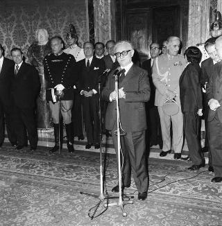 Il Presidente della Repubblica Giovanni Leone incontra Artemio Franchi, presidente della FIGC, con i dirigenti e gli atleti insigniti del "Premio Pozzo", per il 75° anniversario della FIGC