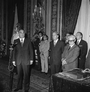 Il Presidente della Repubblica Giovanni Leone con Mario Tanassi, Ministro della difesa, con i componenti la spedizione italiana &quot;Everest 1973&quot;, per la consegna di onorificenze