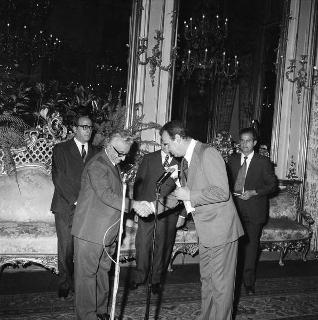 Il Presidente della Repubblica Giovanni Leone con Mario Tanassi, Ministro della difesa, con i componenti la spedizione italiana &quot;Everest 1973&quot;, per la consegna di onorificenze