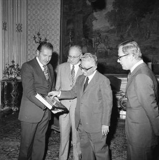 Gio Batta Spezzotti, presidente della Banca del Friuli, con altri funzionari, per fare omaggio dei volumi Affreschi del Friuli, pubblicati in occasione del I centenario di fondazione della Banca, e di una medaglia