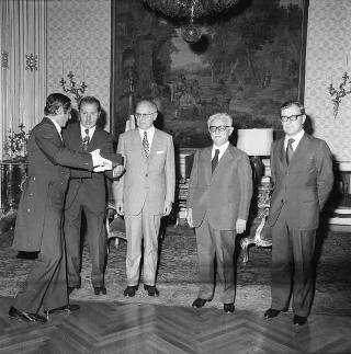 Gio Batta Spezzotti, presidente della Banca del Friuli, con altri funzionari, per fare omaggio dei volumi Affreschi del Friuli, pubblicati in occasione del I centenario di fondazione della Banca, e di una medaglia