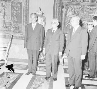 Sig. Ohira, ministro degli affari esteri del Giappone, con Aldo Moro, ministro degli esteri italiano, e l'ambasciatore del Giappone a Roma