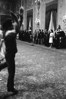 Il complesso musicale &quot;Viva la gente&quot; in visita di omaggio al Presidente della Repubblica Giovanni Leone, presente l'on. Aldo Moro, Ministro degli esteri, e donna Vittoria Leone