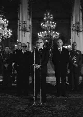 Il Presidente della Repubblica Giovanni Leone riceve in udienza Agostino Maltarello, presidente del Centro nazionale apostolato della bontà nella scuola, con la Giunta esecutiva e gli alunni vincitori del Premio "Livio Tempesta" per l'anno scolastico 1972-1973