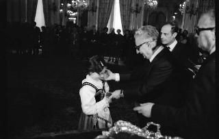 Il Presidente della Repubblica Giovanni Leone riceve in udienza Agostino Maltarello, presidente del Centro nazionale apostolato della bontà nella scuola, con la Giunta esecutiva e gli alunni vincitori del Premio "Livio Tempesta" per l'anno scolastico 1972-1973