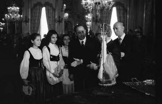 Il Presidente della Repubblica Giovanni Leone riceve in udienza Agostino Maltarello, presidente del Centro nazionale apostolato della bontà nella scuola, con la Giunta esecutiva e gli alunni vincitori del Premio "Livio Tempesta" per l'anno scolastico 1972-1973