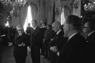 Il Presidente della Repubblica Giovanni Leone incontra Mario Toros, Ministro per i problemi delle Regioni, e Lodovico Montini, presidente del Fondo delle Nazioni Unite per l'infanzia, con i partecipanti alla riunione dell'UNICEF