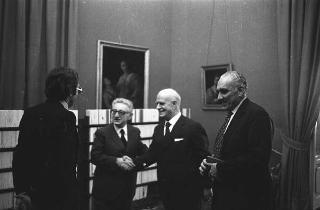 Il Presidente della Repubblica Giovanni Leone l'Editore Giorgio Mondadori, per presentare la Collana "Oscar Mondadori"