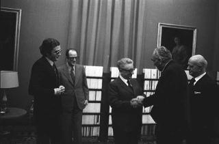 Il Presidente della Repubblica Giovanni Leone l'Editore Giorgio Mondadori, per presentare la Collana "Oscar Mondadori"