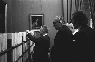 Il Presidente della Repubblica Giovanni Leone l'Editore Giorgio Mondadori, per presentare la Collana "Oscar Mondadori"
