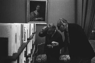 Il Presidente della Repubblica Giovanni Leone l'Editore Giorgio Mondadori, per presentare la Collana "Oscar Mondadori"
