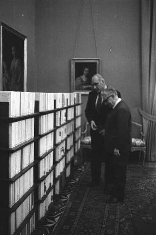 Il Presidente della Repubblica Giovanni Leone l'Editore Giorgio Mondadori, per presentare la Collana "Oscar Mondadori"