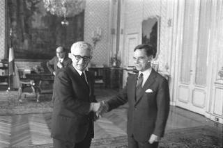Incontro del Presidente della Repubblica Giovanni Leone con Klaus Goldschlag, ambasciatore del Canada per fare omaggio di una serie numismatica commemorativa che verrà emessa per i Giochi Olimpici di Montreal 1976