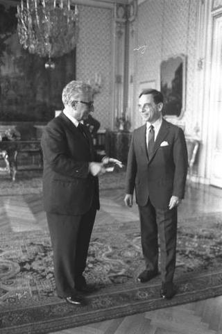 Incontro del Presidente della Repubblica Giovanni Leone con Klaus Goldschlag, ambasciatore del Canada per fare omaggio di una serie numismatica commemorativa che verrà emessa per i Giochi Olimpici di Montreal 1976