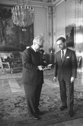 Incontro del Presidente della Repubblica Giovanni Leone con Klaus Goldschlag, ambasciatore del Canada per fare omaggio di una serie numismatica commemorativa che verrà emessa per i Giochi Olimpici di Montreal 1976