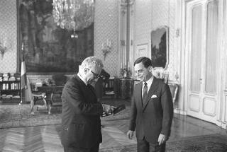 Incontro del Presidente della Repubblica Giovanni Leone con Klaus Goldschlag, ambasciatore del Canada per fare omaggio di una serie numismatica commemorativa che verrà emessa per i Giochi Olimpici di Montreal 1976