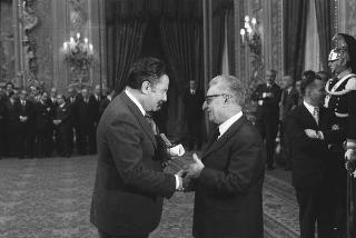 Il Presidente della Repubblica Giovanni Leone incontra Vincitori del XXII Premio internazionale di giornalismo "Saint Vincent"