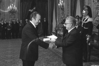 Il Presidente della Repubblica Giovanni Leone incontra Vincitori del XXII Premio internazionale di giornalismo "Saint Vincent"