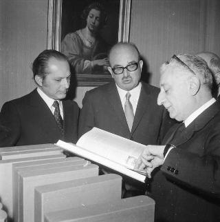 Gli Editori Anselmo e Virginio Motta, con Eridano Bazzarelli e Giuseppe Minzoni, per presentare la IV edizione dell'Enciclopedia Motta, il Dizionario Motta della lingua italiana e il Dizionario Motta della letteratura universale