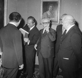 Gli Editori Anselmo e Virginio Motta, con Eridano Bazzarelli e Giuseppe Minzoni, per presentare la IV edizione dell'Enciclopedia Motta, il Dizionario Motta della lingua italiana e il Dizionario Motta della letteratura universale