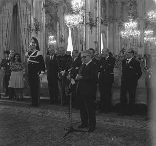 John A. Volpe, ambasciatore degli USA, con i membri della Commissione per gli scambi culturali fra l'Italia e gli Stati Uniti (USA), ed i borsisti americani in Italia per l'anno accademico 1973-1974
