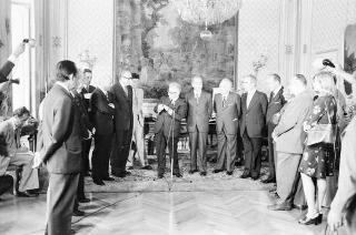 Il Presidente della Repubblica Giovanni Leone incontra Giovanni Spagnolli, presidente del Senato, con una delegazione del convegno &quot;L'Avvenire delle Alpi&quot;.
