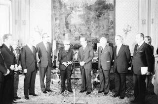 Il Presidente della Repubblica Giovanni Leone incontra Giovanni Spagnolli, presidente del Senato, con una delegazione del convegno &quot;L'Avvenire delle Alpi&quot;.
