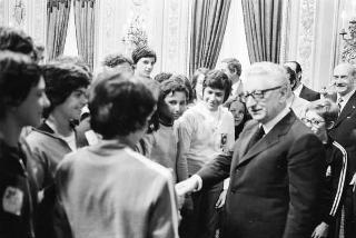 Il Presidente della Repubblica Giovanni Leone incontra Camillo Ripamonti, Ministro del turismo e dello spettacolo, con Giulio Onesti, presidente del CONI, e una rappresentanza di atleti partecipanti ai "Giochi della Gioventù" 1974