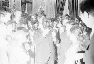 Il Presidente della Repubblica Giovanni Leone incontra Camillo Ripamonti, Ministro del turismo e dello spettacolo, con Giulio Onesti, presidente del CONI, e una rappresentanza di atleti partecipanti ai "Giochi della Gioventù" 1974