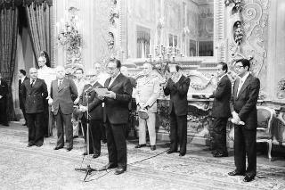 Il Presidente della Repubblica Giovanni Leone incontra Camillo Ripamonti, Ministro del turismo e dello spettacolo, con Giulio Onesti, presidente del CONI, e una rappresentanza di atleti partecipanti ai "Giochi della Gioventù" 1974