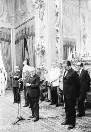 Il Presidente della Repubblica Giovanni Leone incontra Camillo Ripamonti, Ministro del turismo e dello spettacolo, con Giulio Onesti, presidente del CONI, e una rappresentanza di atleti partecipanti ai "Giochi della Gioventù" 1974