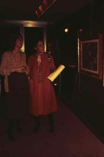 La signora Vittoria Leone si reca all'inaugurazione della mostra della pittrice Anna D'Arienzo