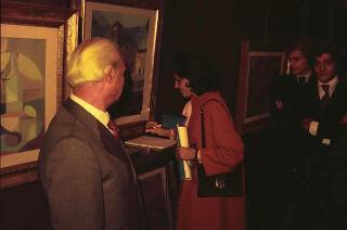 La signora Vittoria Leone si reca all'inaugurazione della mostra della pittrice Anna D'Arienzo