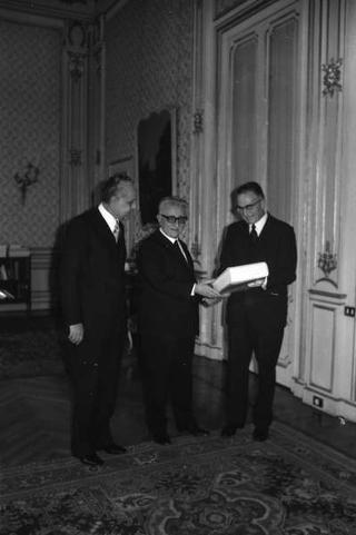Giovanni Nencioni, presidente dell'Accademia della Crusca, con Oreste Lepore, direttore generale delle Accademie e delle Biblioteche del Ministero della pubblica istruzione,  presentano la ristampa del primo vocabolario della Crusca al Presidente della Repubblica Giovanni Leone