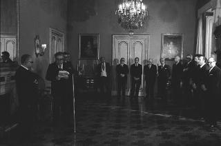 Il Presidente della Repubblica Giovanni Leone incontra Vittorio Ciampi, direttore della Rivista &quot;Nuovo Mezzogiorno&quot;, con i vincitori, gli organizzatori e le commissioni giudicatrici dei premi &quot;Nuovo Mezzogiorno&quot; per il 1974