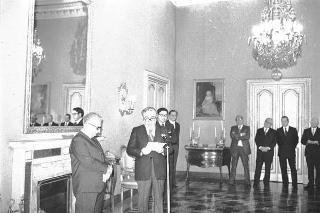 Il Presidente della Repubblica Giovanni Leone incontra Vittorio Ciampi, direttore della Rivista "Nuovo Mezzogiorno", con i vincitori, gli organizzatori e le commissioni giudicatrici dei premi "Nuovo Mezzogiorno" per il 1974