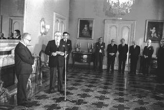Il Presidente della Repubblica Giovanni Leone incontra Vittorio Ciampi, direttore della Rivista &quot;Nuovo Mezzogiorno&quot;, con i vincitori, gli organizzatori e le commissioni giudicatrici dei premi &quot;Nuovo Mezzogiorno&quot; per il 1974