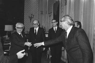 Il Presidente della Repubblica Giovanni Leone riceve la visita di Ezio Riondato, presidente della Cassa di Risparmio di Padova e Rovigo, con i dirigenti dell'Istituto