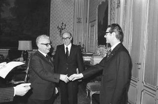 Il Presidente della Repubblica Giovanni Leone riceve la visita di Ezio Riondato, presidente della Cassa di Risparmio di Padova e Rovigo, con i dirigenti dell'Istituto