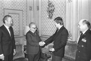 Ambrogio Fogar, accompagnato dall'on. Luigi Durand de la Penne,   presidente della Lega Navale Italiana, è ricevuto in udienza dal Presidente della Repubblica Giovanni Leone,   per la consegna dell'onorificenza concessa a seguito della circumnavigazione a vela del globo