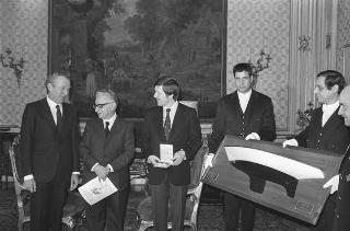 Ambrogio Fogar, accompagnato dall'on. Luigi Durand de la Penne,   presidente della Lega Navale Italiana, è ricevuto in udienza dal Presidente della Repubblica Giovanni Leone,   per la consegna dell'onorificenza concessa a seguito della circumnavigazione a vela del globo