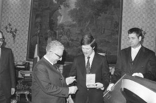 Ambrogio Fogar, accompagnato dall'on. Luigi Durand de la Penne,   presidente della Lega Navale Italiana, è ricevuto in udienza dal Presidente della Repubblica Giovanni Leone,   per la consegna dell'onorificenza concessa a seguito della circumnavigazione a vela del globo