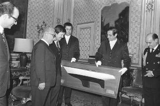 Ambrogio Fogar, accompagnato dall'on. Luigi Durand de la Penne,   presidente della Lega Navale Italiana, è ricevuto in udienza dal Presidente della Repubblica Giovanni Leone,   per la consegna dell'onorificenza concessa a seguito della circumnavigazione a vela del globo