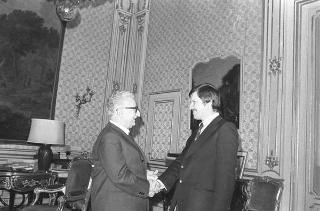 Ambrogio Fogar, accompagnato dall'on. Luigi Durand de la Penne,   presidente della Lega Navale Italiana, è ricevuto in udienza dal Presidente della Repubblica Giovanni Leone,   per la consegna dell'onorificenza concessa a seguito della circumnavigazione a vela del globo