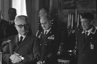 Il Presidente della Repubblica Giovanni Leone incontra l'Ammiraglio Francesco Baslini, presidente nazionale dell'Associazione nazionale marinai d'Italia (ANMI), con una delegazione