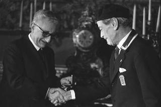 Il Presidente della Repubblica Giovanni Leone incontra l'Ammiraglio Francesco Baslini, presidente nazionale dell'Associazione nazionale marinai d'Italia (ANMI), con una delegazione