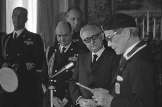 Il Presidente della Repubblica Giovanni Leone incontra l'Ammiraglio Francesco Baslini, presidente nazionale dell'Associazione nazionale marinai d'Italia (ANMI), con una delegazione