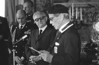 Il Presidente della Repubblica Giovanni Leone incontra l'Ammiraglio Francesco Baslini, presidente nazionale dell'Associazione nazionale marinai d'Italia (ANMI), con una delegazione