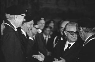 Il Presidente della Repubblica Giovanni Leone incontra l'Ammiraglio Francesco Baslini, presidente nazionale dell'Associazione nazionale marinai d'Italia (ANMI), con una delegazione